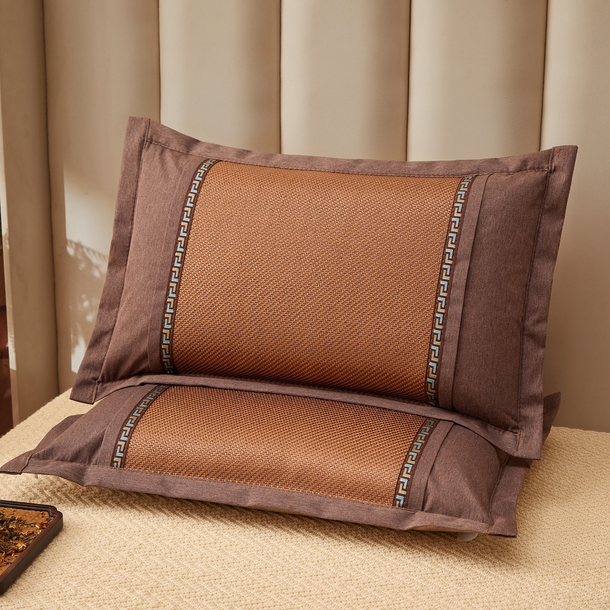 91家纺网 家纺一手货源 找家纺 小桃姐家纺 2026新款夏凉枕清凉藤席凉席花草枕头枕芯藤面竹席枕头-系列二 回纹直角冰藤枕-深咖