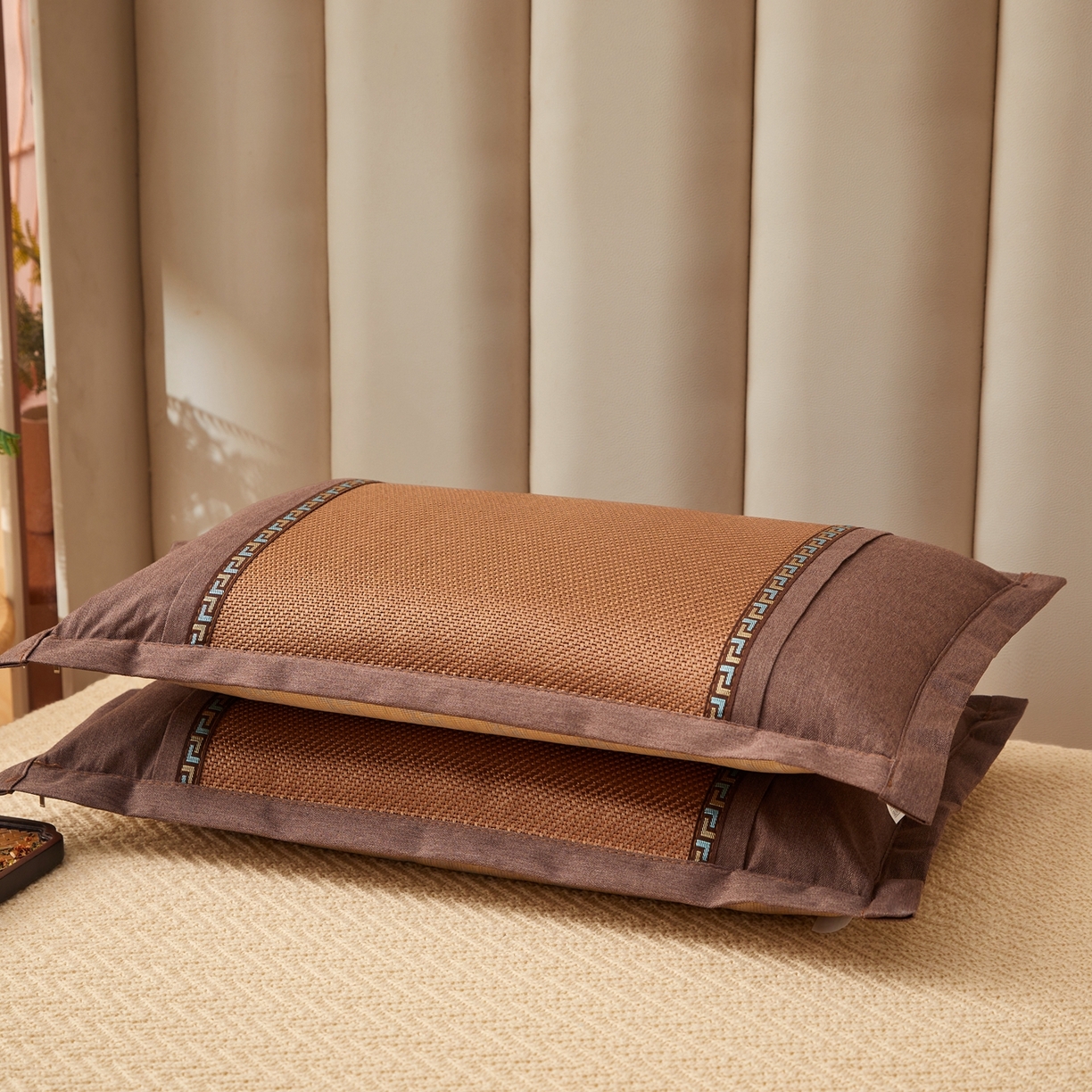 91家纺网 家纺一手货源 找家纺 小桃姐家纺 2026新款夏凉枕清凉藤席凉席花草枕头枕芯藤面竹席枕头-系列二 回纹直角冰藤枕-深咖