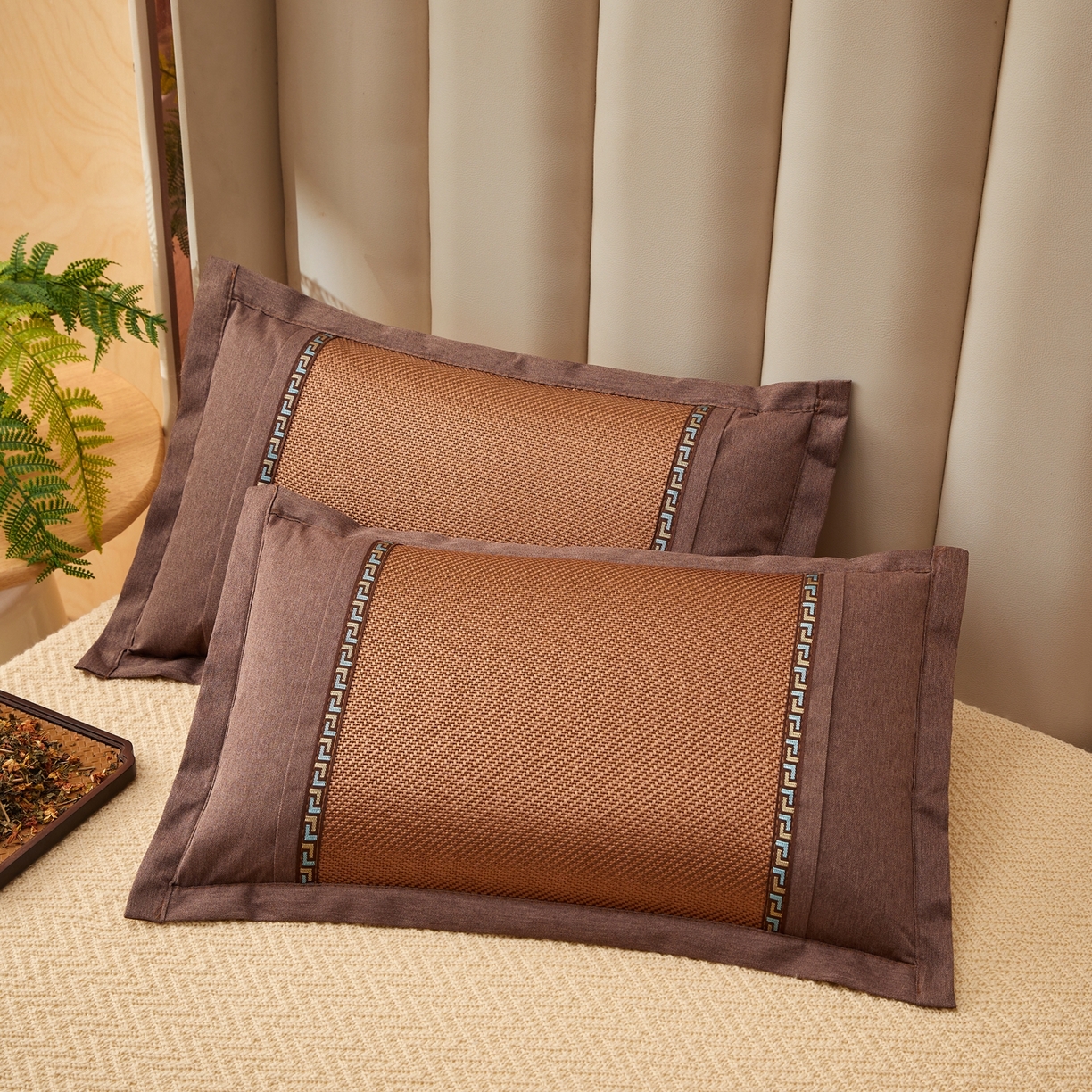 91家纺网 家纺一手货源 找家纺 小桃姐家纺 2026新款夏凉枕清凉藤席凉席花草枕头枕芯藤面竹席枕头-系列二 回纹直角冰藤枕-深咖