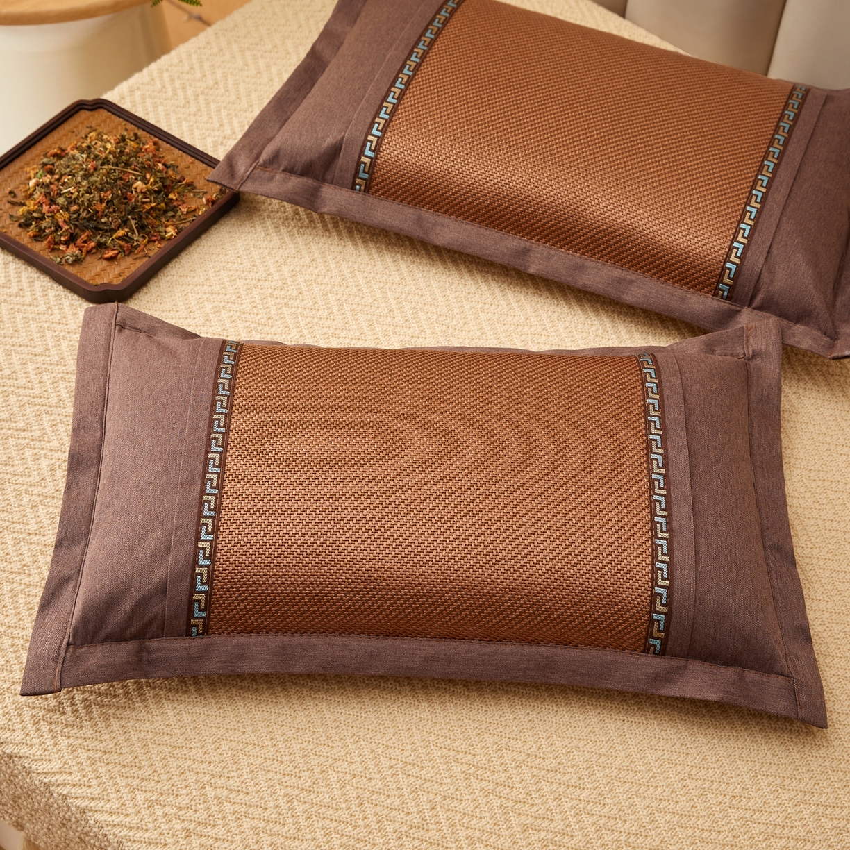 91家纺网 家纺一手货源 找家纺 小桃姐家纺 2026新款夏凉枕清凉藤席凉席花草枕头枕芯藤面竹席枕头-系列二 回纹直角冰藤枕-深咖