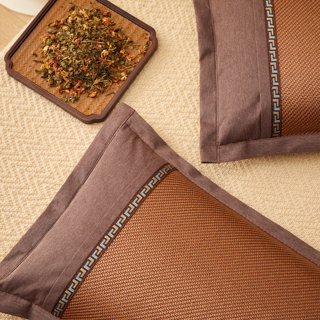 91家纺网 家纺一手货源 找家纺 小桃姐家纺 2026新款夏凉枕清凉藤席凉席花草枕头枕芯藤面竹席枕头-系列二 回纹直角冰藤枕-深咖