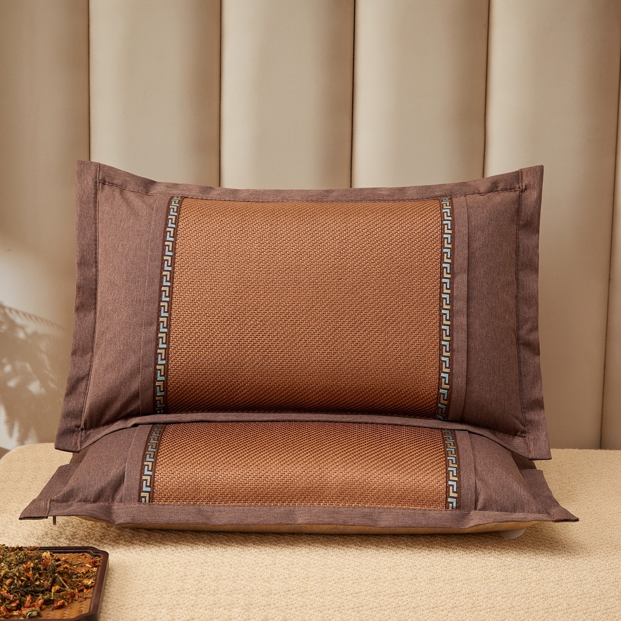 91家纺网 家纺一手货源 找家纺 小桃姐家纺 2026新款夏凉枕清凉藤席凉席花草枕头枕芯藤面竹席枕头-系列二 回纹直角冰藤枕-深咖