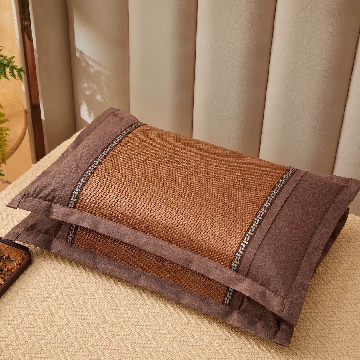 91家纺网 家纺一手货源 找家纺 小桃姐家纺 2026新款夏凉枕清凉藤席凉席花草枕头枕芯藤面竹席枕头-系列二 回纹直角冰藤枕-深咖