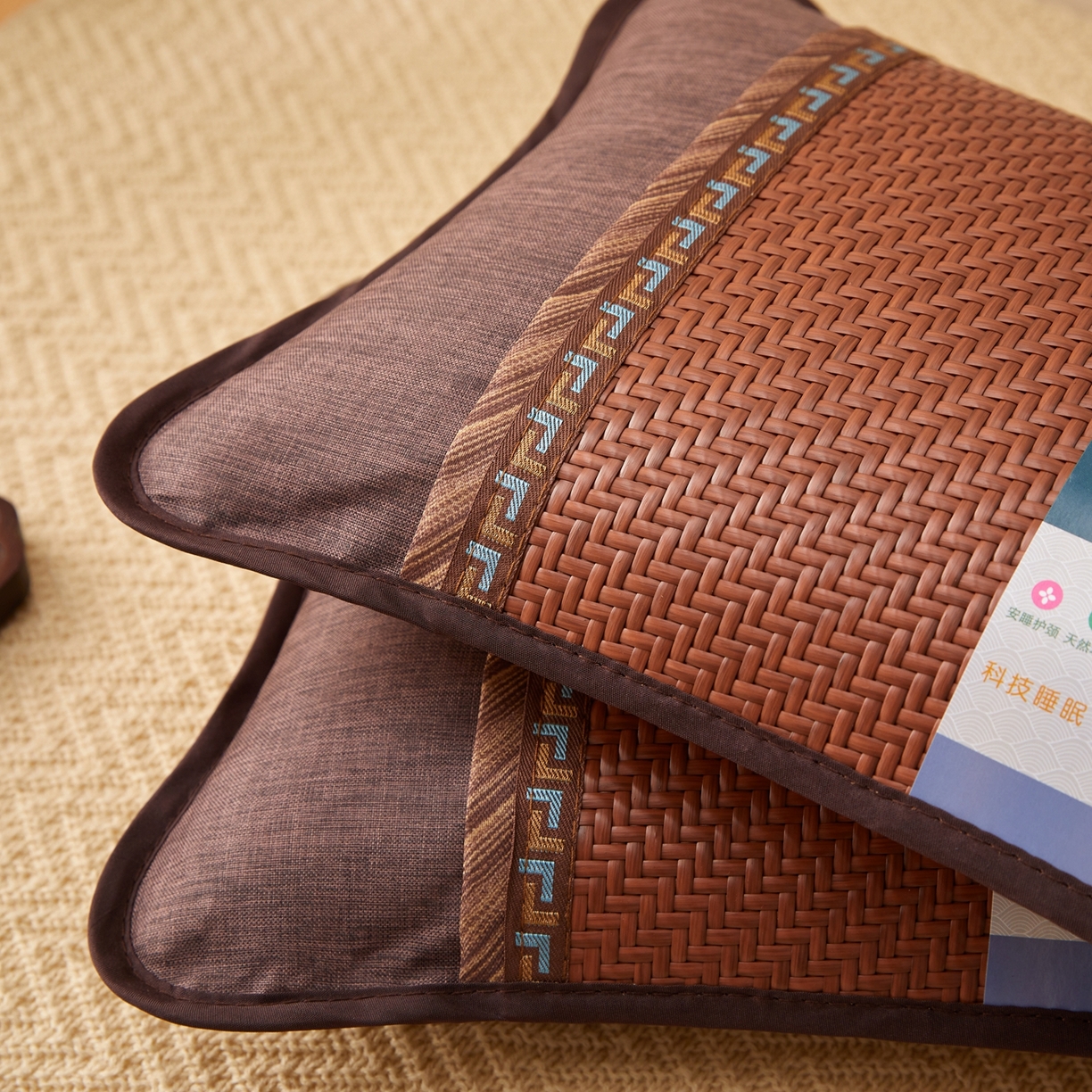 91家纺网 家纺一手货源 找家纺 小桃姐家纺 2026新款夏凉枕清凉藤席凉席花草枕头枕芯藤面竹席枕头-系列一 A4深棕回纹夏凉枕