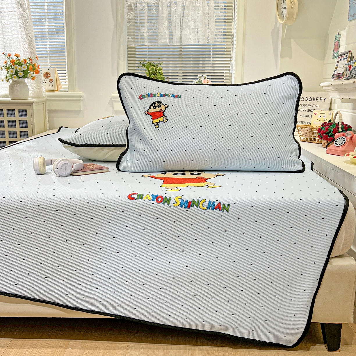 91家纺网 家纺一手货源 找家纺 （总）桃子家居 2026新款A类PE凉感卡通蜡笔小新毛巾绣高端工艺空调软席凉席三件套系列