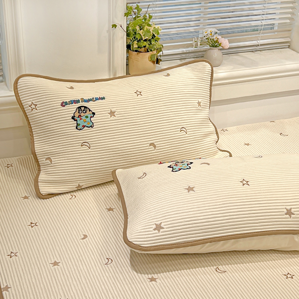 91家纺网 家纺一手货源 找家纺 桃子家居 2026新款A类PE凉感卡通蜡笔小新毛巾绣高端工艺空调软席凉席三件套系列 PE蜡笔小新-伙伴小新