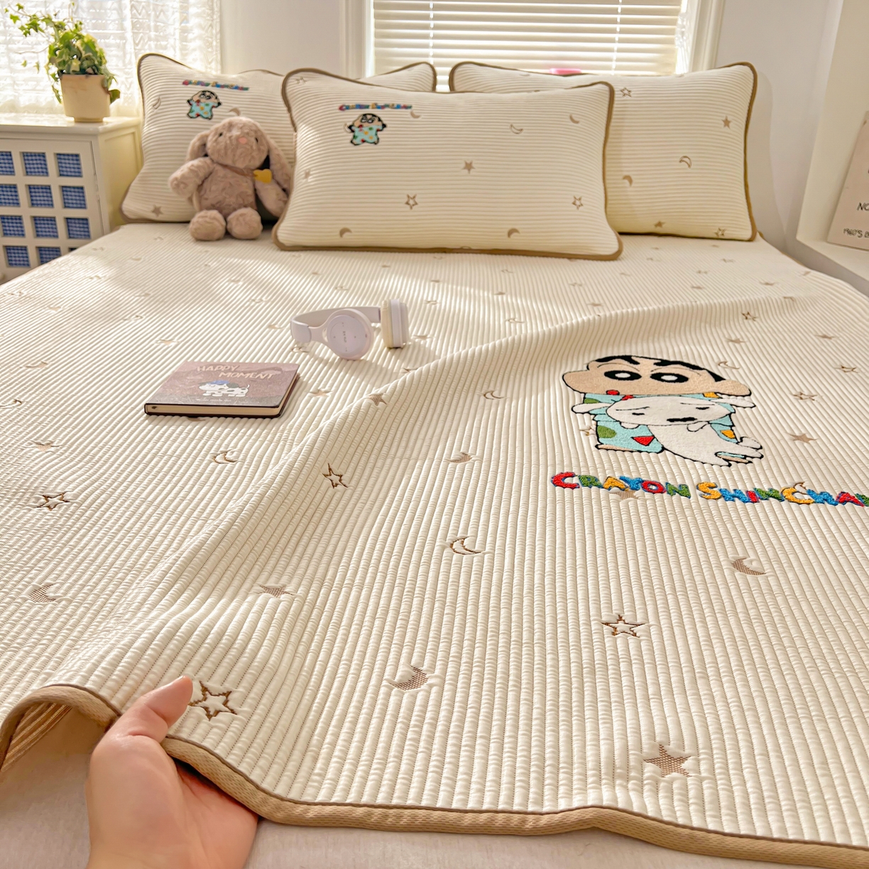 91家纺网 家纺一手货源 找家纺 桃子家居 2026新款A类PE凉感卡通蜡笔小新毛巾绣高端工艺空调软席凉席三件套系列 PE蜡笔小新-伙伴小新