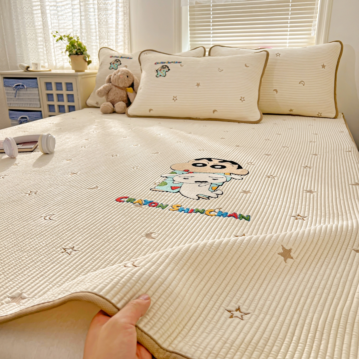 91家纺网 家纺一手货源 找家纺 桃子家居 2026新款A类PE凉感卡通蜡笔小新毛巾绣高端工艺空调软席凉席三件套系列 PE蜡笔小新-伙伴小新