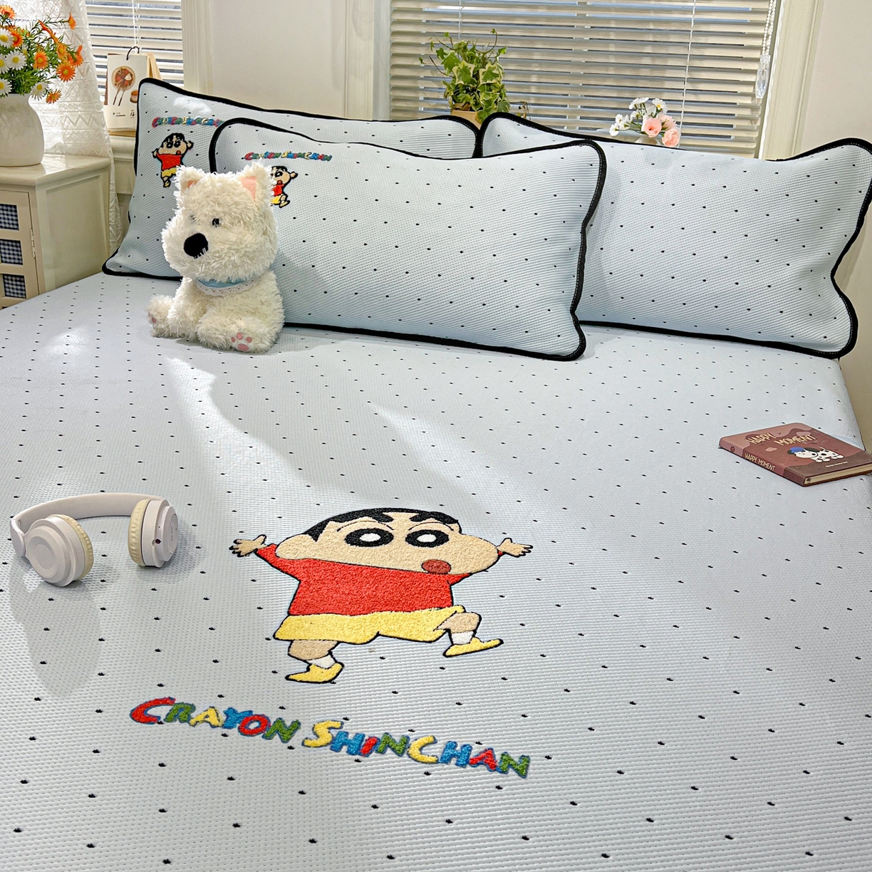 91家纺网 家纺一手货源 找家纺 桃子家居 2026新款A类PE凉感卡通蜡笔小新毛巾绣高端工艺空调软席凉席三件套系列 PE蜡笔小新-调皮小新