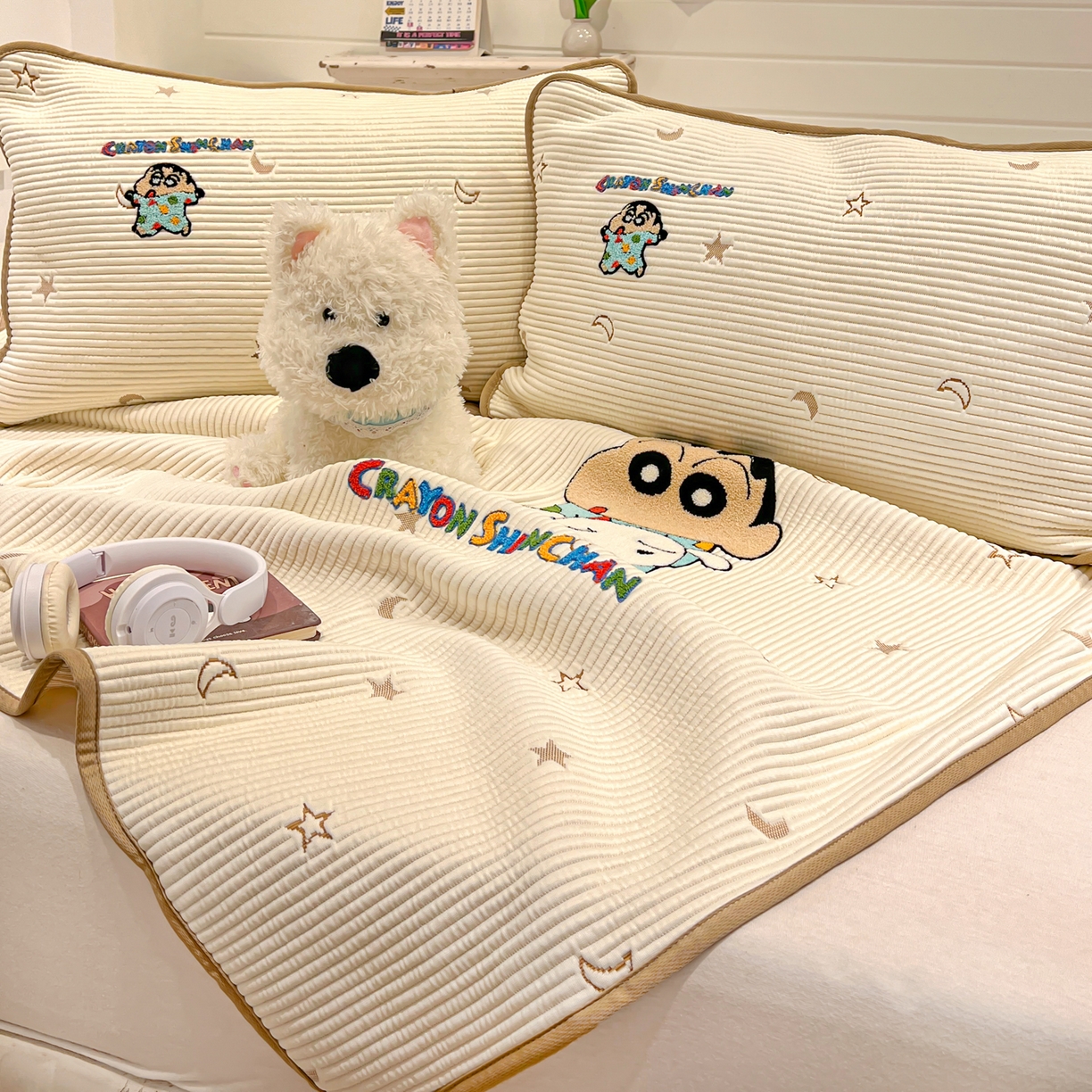 91家纺网 家纺一手货源 找家纺 桃子家居 2026新款A类PE凉感卡通蜡笔小新毛巾绣高端工艺空调软席凉席三件套系列 PE蜡笔小新-伙伴小新