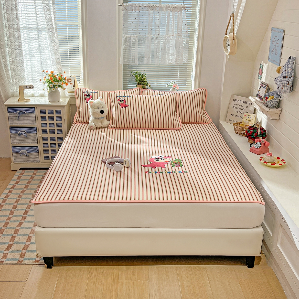 91家纺网 家纺一手货源 找家纺 桃子家居 2026新款A类PE凉感卡通蜡笔小新毛巾绣高端工艺空调软席凉席三件套系列 PE蜡笔小新-恐龙小新