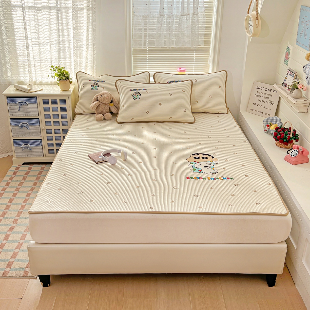 91家纺网 家纺一手货源 找家纺 桃子家居 2026新款A类PE凉感卡通蜡笔小新毛巾绣高端工艺空调软席凉席三件套系列 PE蜡笔小新-伙伴小新