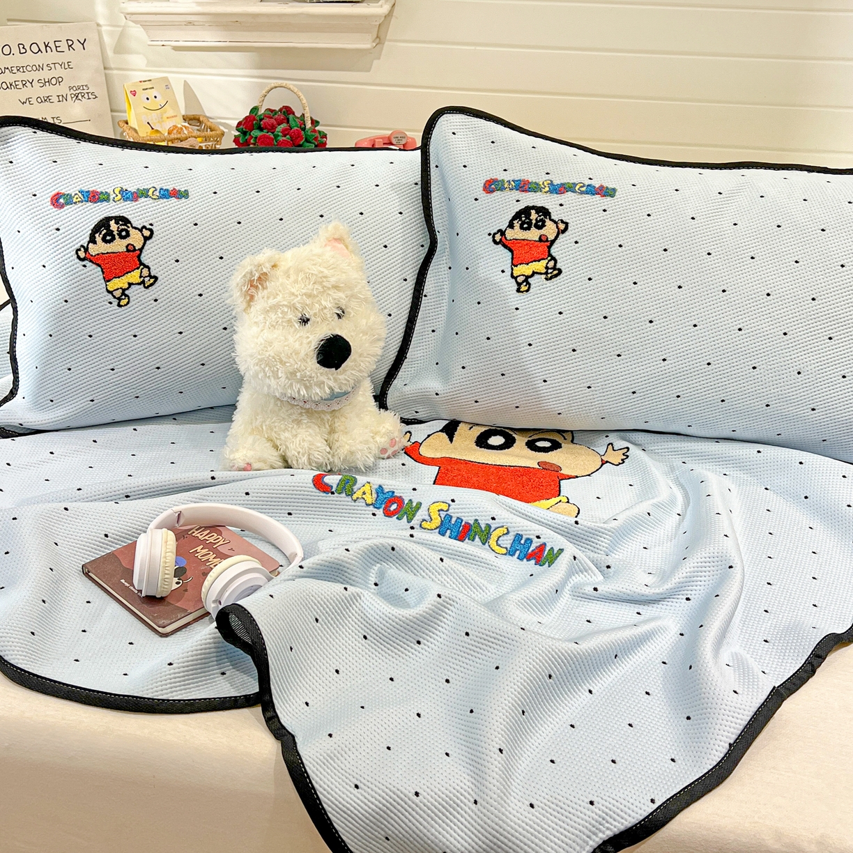 91家纺网 家纺一手货源 找家纺 桃子家居 2026新款A类PE凉感卡通蜡笔小新毛巾绣高端工艺空调软席凉席三件套系列 PE蜡笔小新-调皮小新