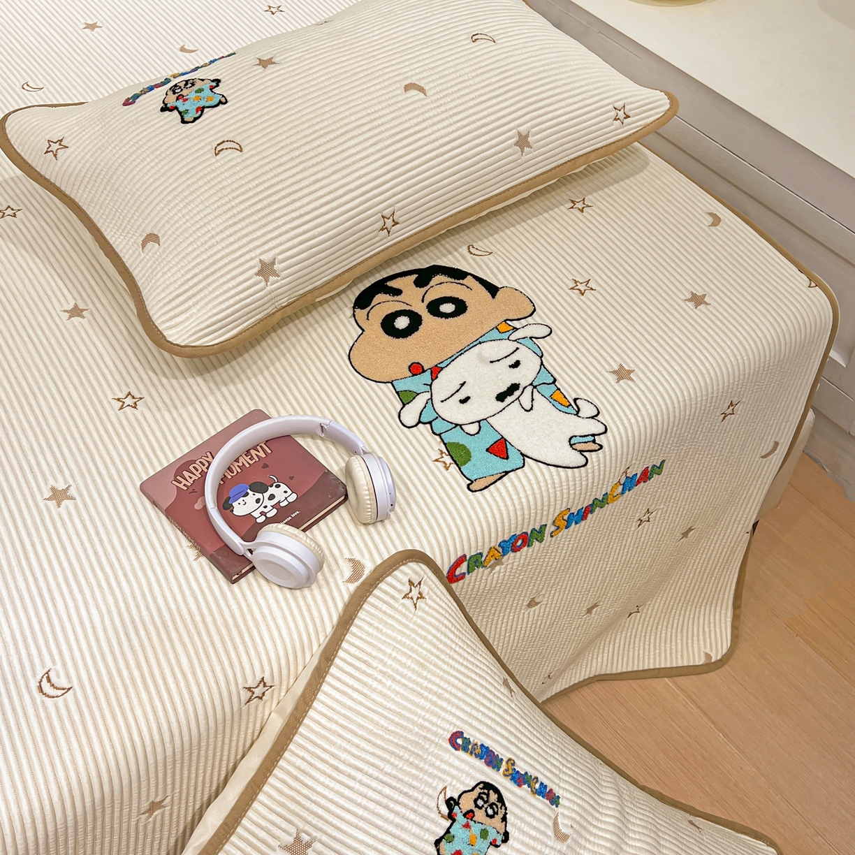 91家纺网 家纺一手货源 找家纺 桃子家居 2026新款A类PE凉感卡通蜡笔小新毛巾绣高端工艺空调软席凉席三件套系列 PE蜡笔小新-伙伴小新