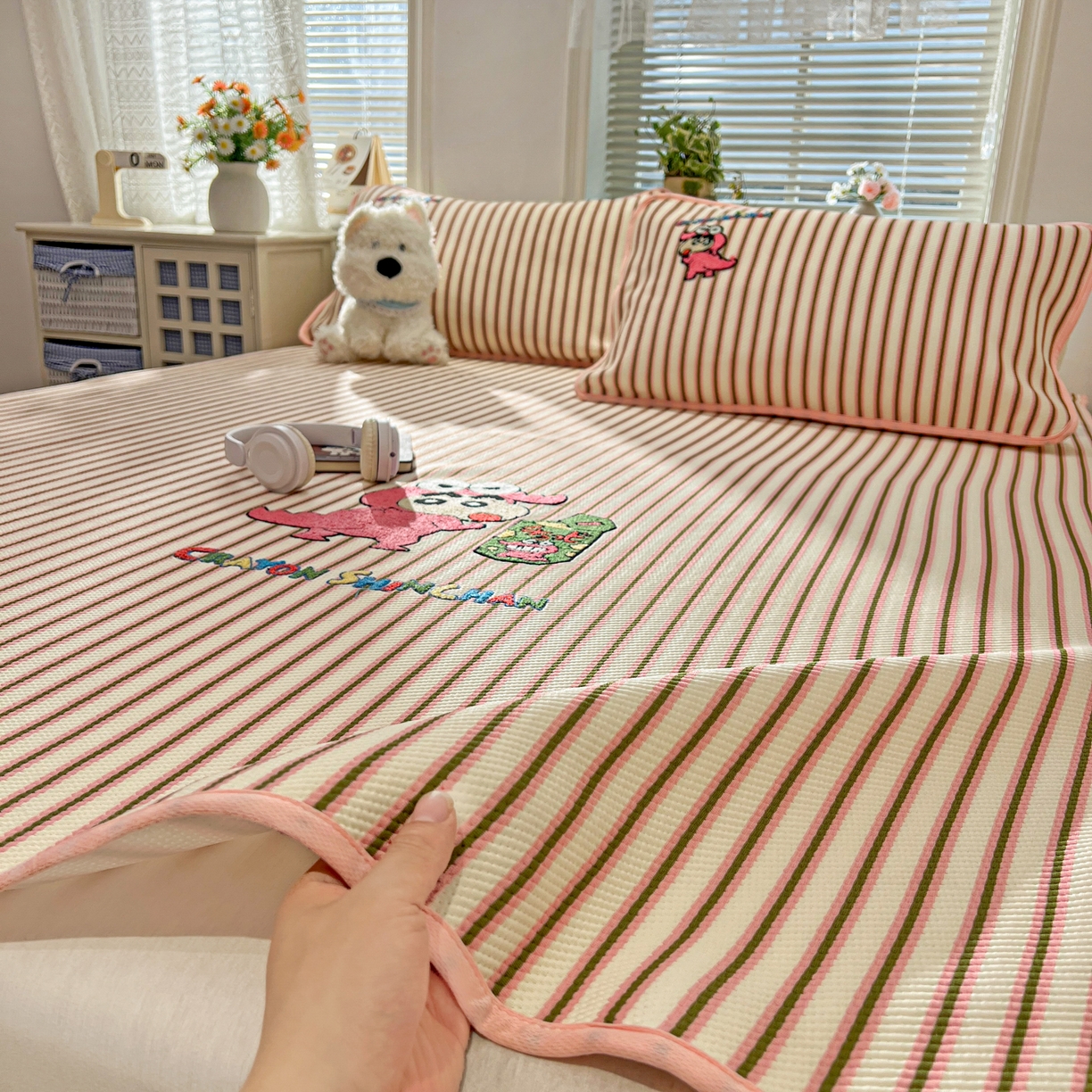 91家纺网 家纺一手货源 找家纺 桃子家居 2026新款A类PE凉感卡通蜡笔小新毛巾绣高端工艺空调软席凉席三件套系列 PE蜡笔小新-恐龙小新