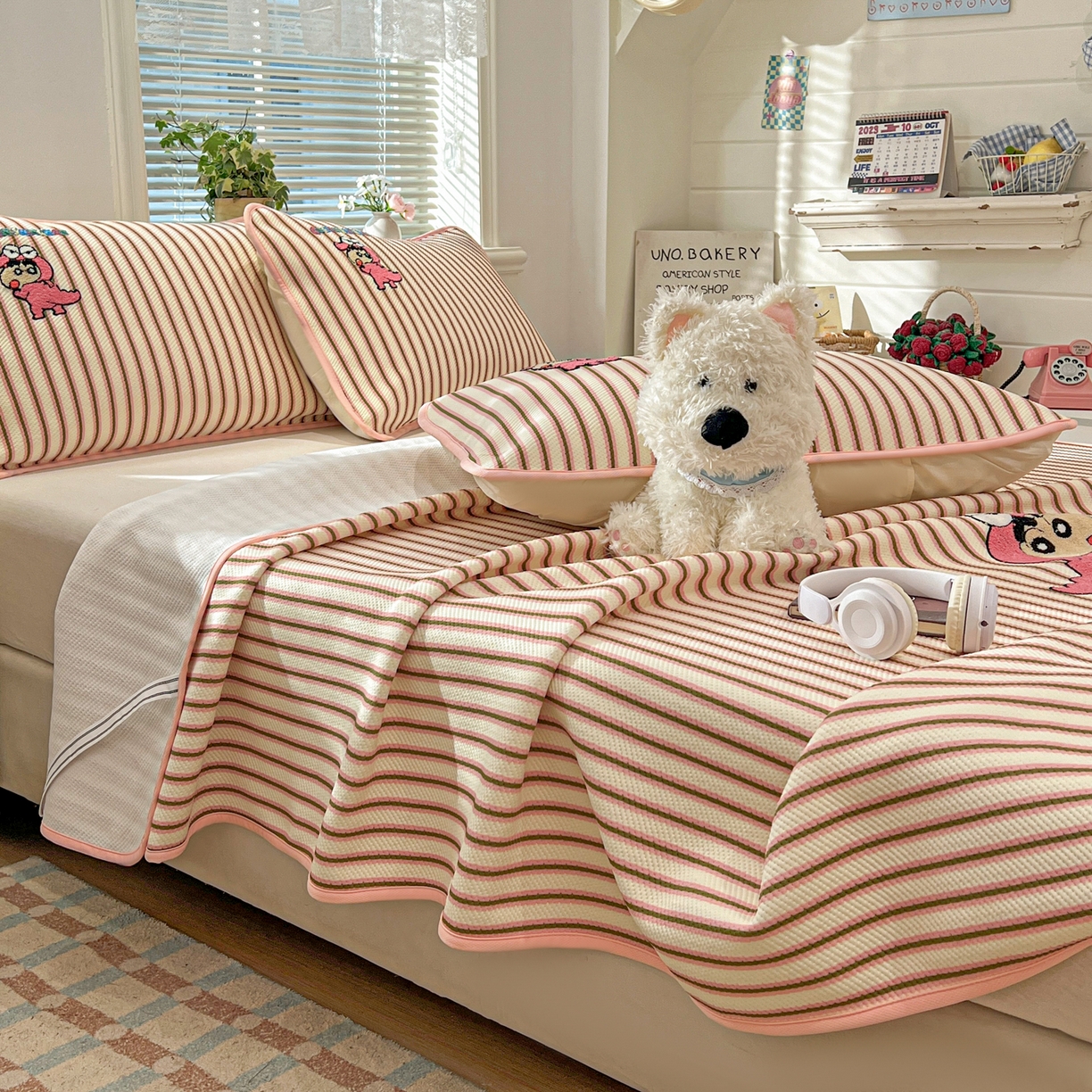 91家纺网 家纺一手货源 找家纺 桃子家居 2026新款A类PE凉感卡通蜡笔小新毛巾绣高端工艺空调软席凉席三件套系列 PE蜡笔小新-恐龙小新