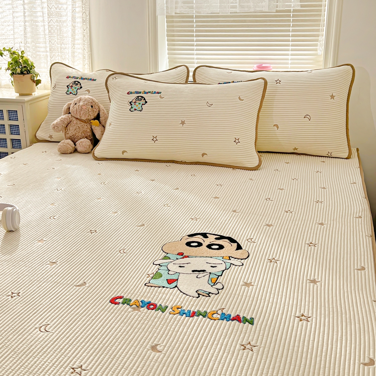 91家纺网 家纺一手货源 找家纺 桃子家居 2026新款A类PE凉感卡通蜡笔小新毛巾绣高端工艺空调软席凉席三件套系列 PE蜡笔小新-伙伴小新