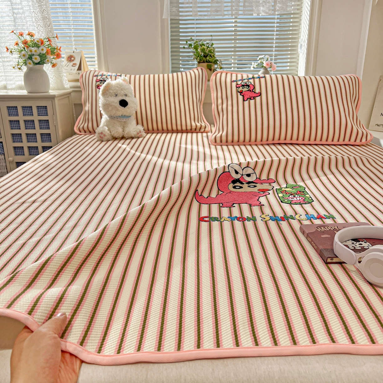 91家纺网 家纺一手货源 找家纺 桃子家居 2026新款A类PE凉感卡通蜡笔小新毛巾绣高端工艺空调软席凉席三件套系列 PE蜡笔小新-恐龙小新