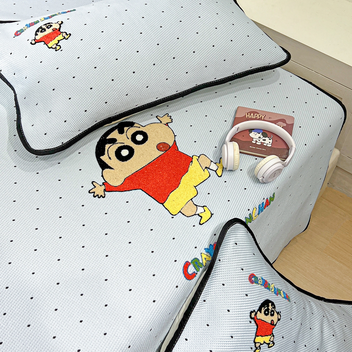 91家纺网 家纺一手货源 找家纺 桃子家居 2026新款A类PE凉感卡通蜡笔小新毛巾绣高端工艺空调软席凉席三件套系列 PE蜡笔小新-调皮小新