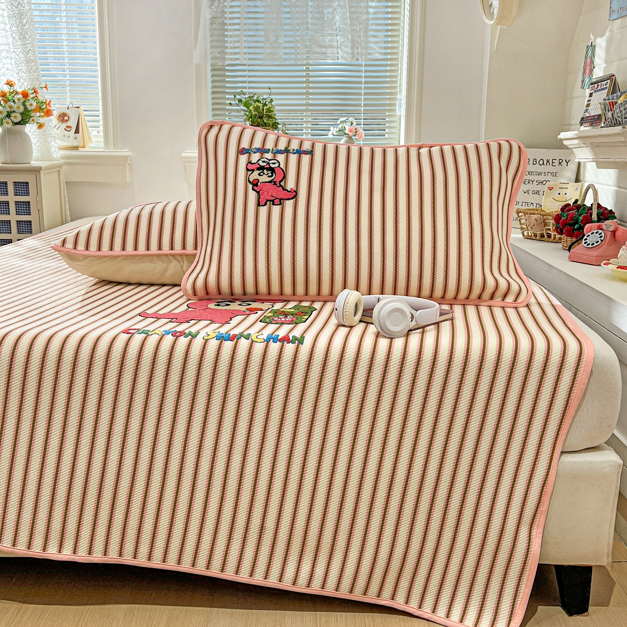 91家纺网 家纺一手货源 找家纺 桃子家居 2026新款A类PE凉感卡通蜡笔小新毛巾绣高端工艺空调软席凉席三件套系列 PE蜡笔小新-恐龙小新