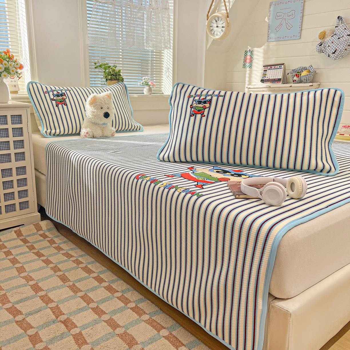 91家纺网 家纺一手货源 找家纺 桃子家居 2026新款A类PE凉感卡通蜡笔小新毛巾绣高端工艺空调软席凉席三件套系列 PE蜡笔小新-动感超人