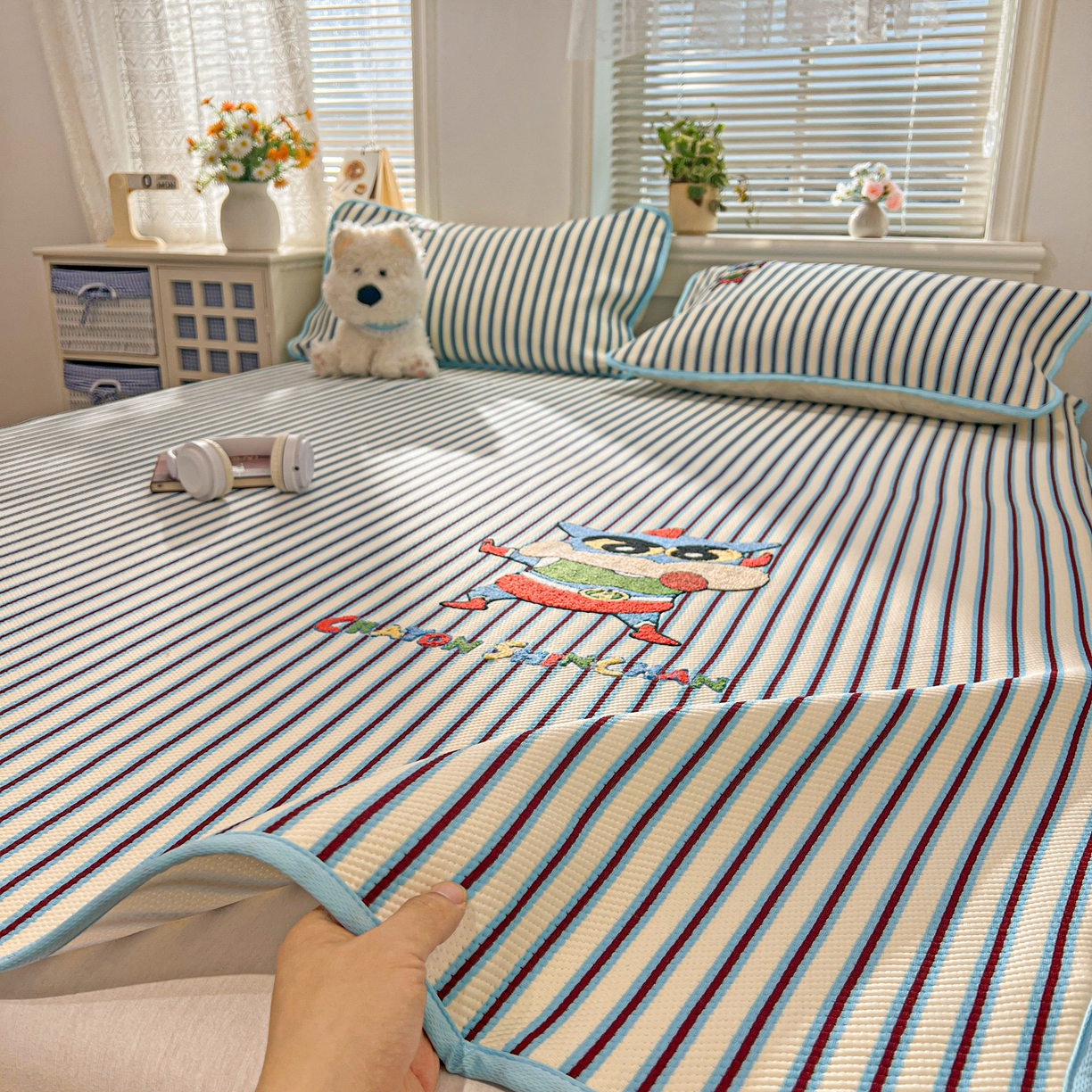 91家纺网 家纺一手货源 找家纺 桃子家居 2026新款A类PE凉感卡通蜡笔小新毛巾绣高端工艺空调软席凉席三件套系列 PE蜡笔小新-动感超人