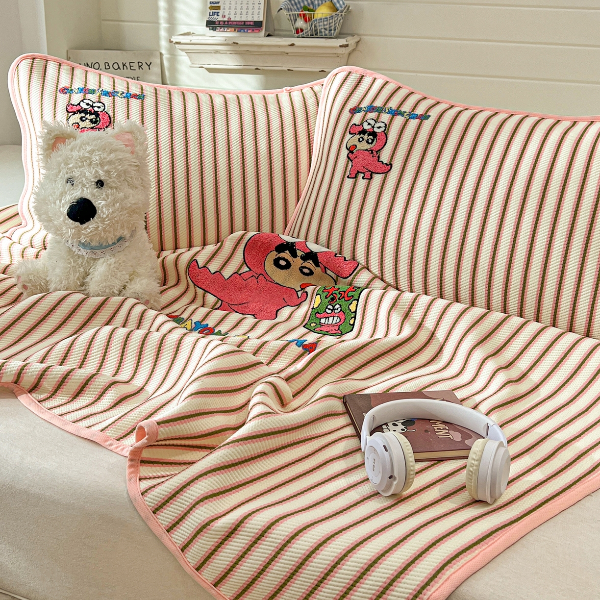 91家纺网 家纺一手货源 找家纺 桃子家居 2026新款A类PE凉感卡通蜡笔小新毛巾绣高端工艺空调软席凉席三件套系列 PE蜡笔小新-恐龙小新