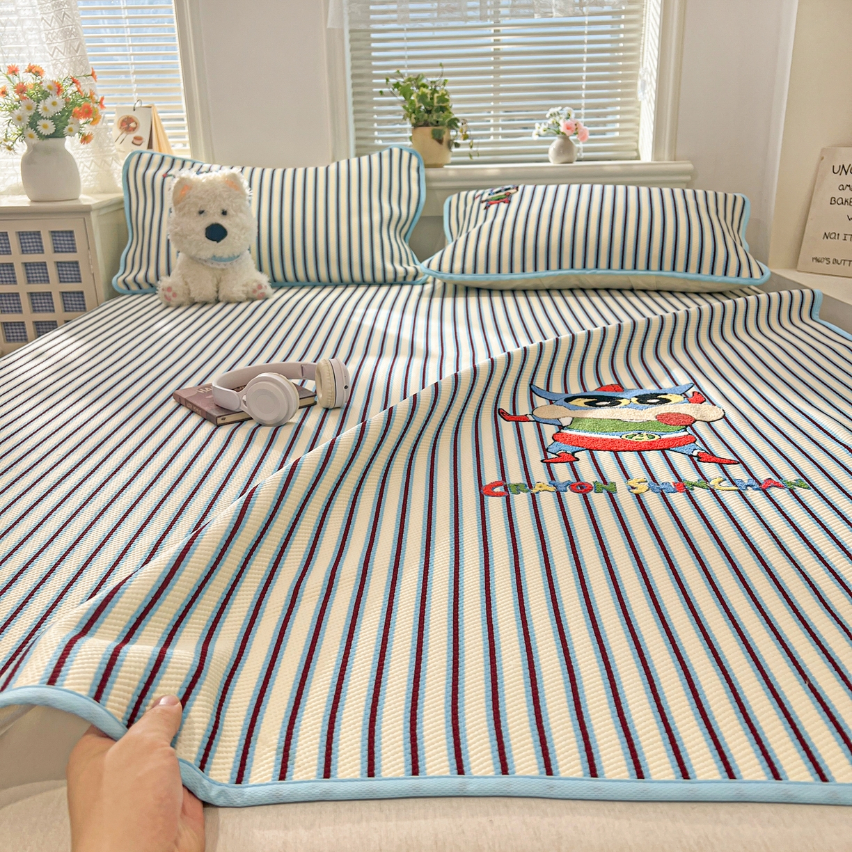 91家纺网 家纺一手货源 找家纺 桃子家居 2026新款A类PE凉感卡通蜡笔小新毛巾绣高端工艺空调软席凉席三件套系列 PE蜡笔小新-动感超人