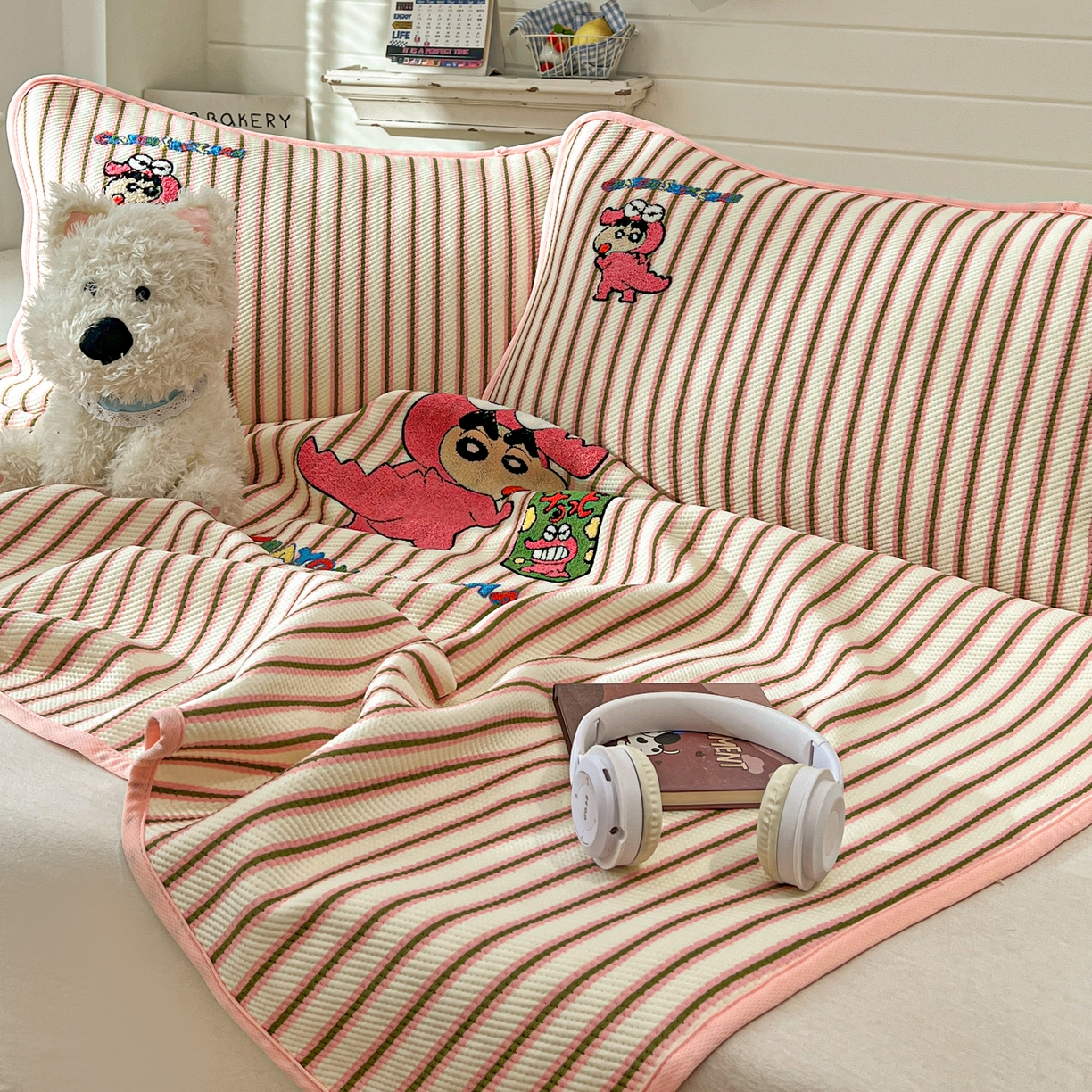 91家纺网 家纺一手货源 找家纺 桃子家居 2026新款A类PE凉感卡通蜡笔小新毛巾绣高端工艺空调软席凉席三件套系列 PE蜡笔小新-恐龙小新