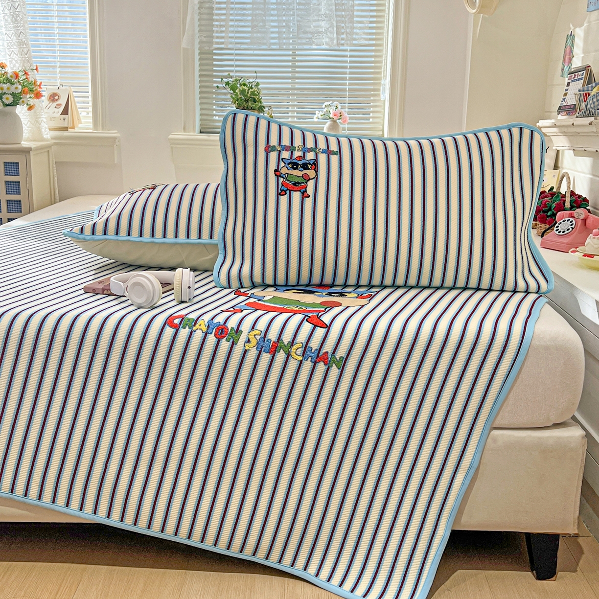 91家纺网 家纺一手货源 找家纺 桃子家居 2026新款A类PE凉感卡通蜡笔小新毛巾绣高端工艺空调软席凉席三件套系列 PE蜡笔小新-动感超人