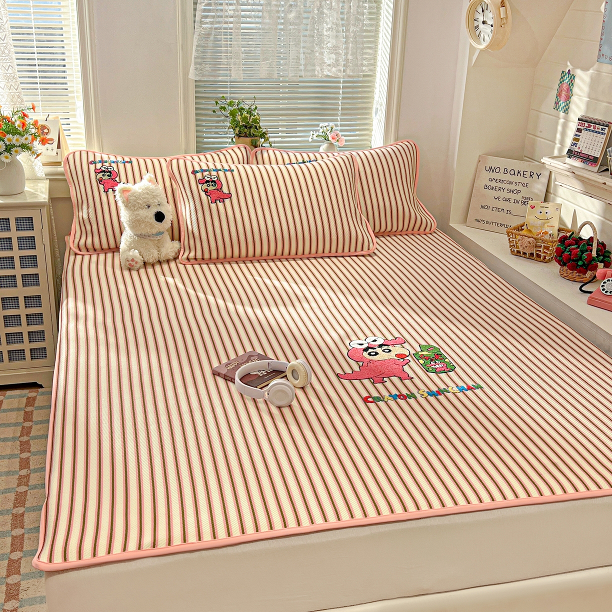 91家纺网 家纺一手货源 找家纺 桃子家居 2026新款A类PE凉感卡通蜡笔小新毛巾绣高端工艺空调软席凉席三件套系列 PE蜡笔小新-恐龙小新