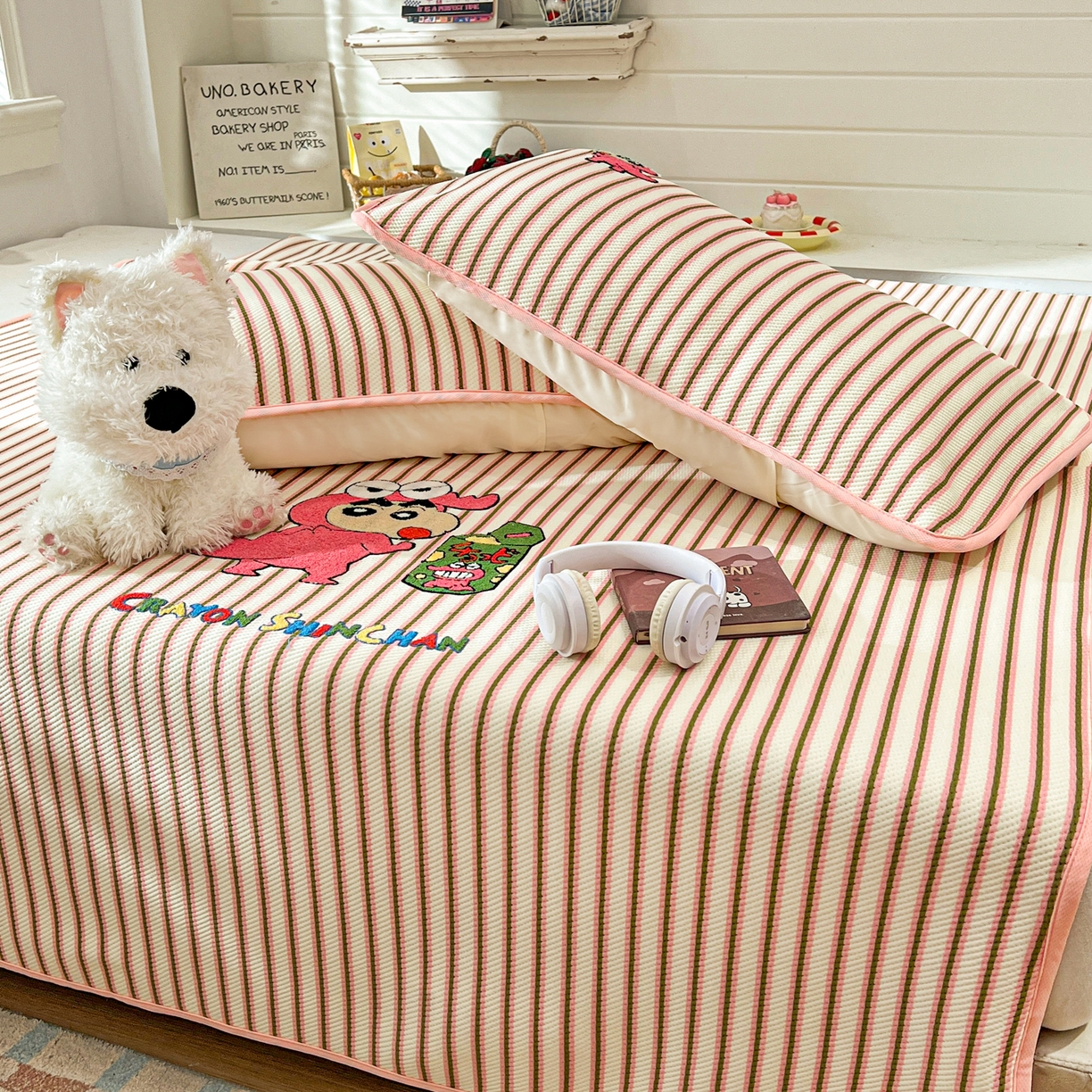 91家纺网 家纺一手货源 找家纺 桃子家居 2026新款A类PE凉感卡通蜡笔小新毛巾绣高端工艺空调软席凉席三件套系列 PE蜡笔小新-恐龙小新