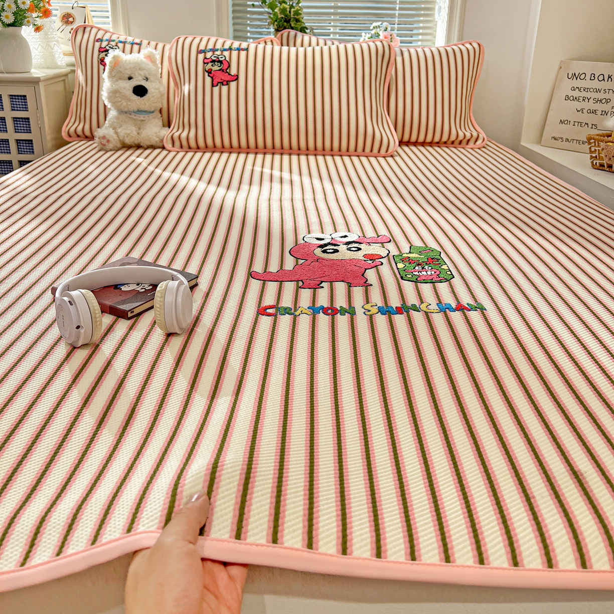 91家纺网 家纺一手货源 找家纺 桃子家居 2026新款A类PE凉感卡通蜡笔小新毛巾绣高端工艺空调软席凉席三件套系列 PE蜡笔小新-恐龙小新