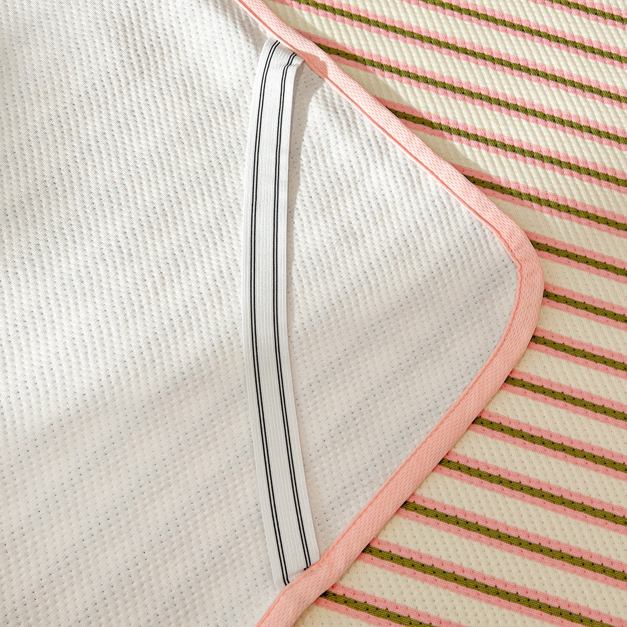 91家纺网 家纺一手货源 找家纺 桃子家居 2026新款A类PE凉感卡通蜡笔小新毛巾绣高端工艺空调软席凉席三件套系列 PE蜡笔小新-恐龙小新