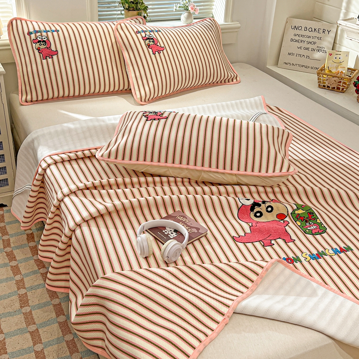 91家纺网 家纺一手货源 找家纺 桃子家居 2026新款A类PE凉感卡通蜡笔小新毛巾绣高端工艺空调软席凉席三件套系列 PE蜡笔小新-恐龙小新