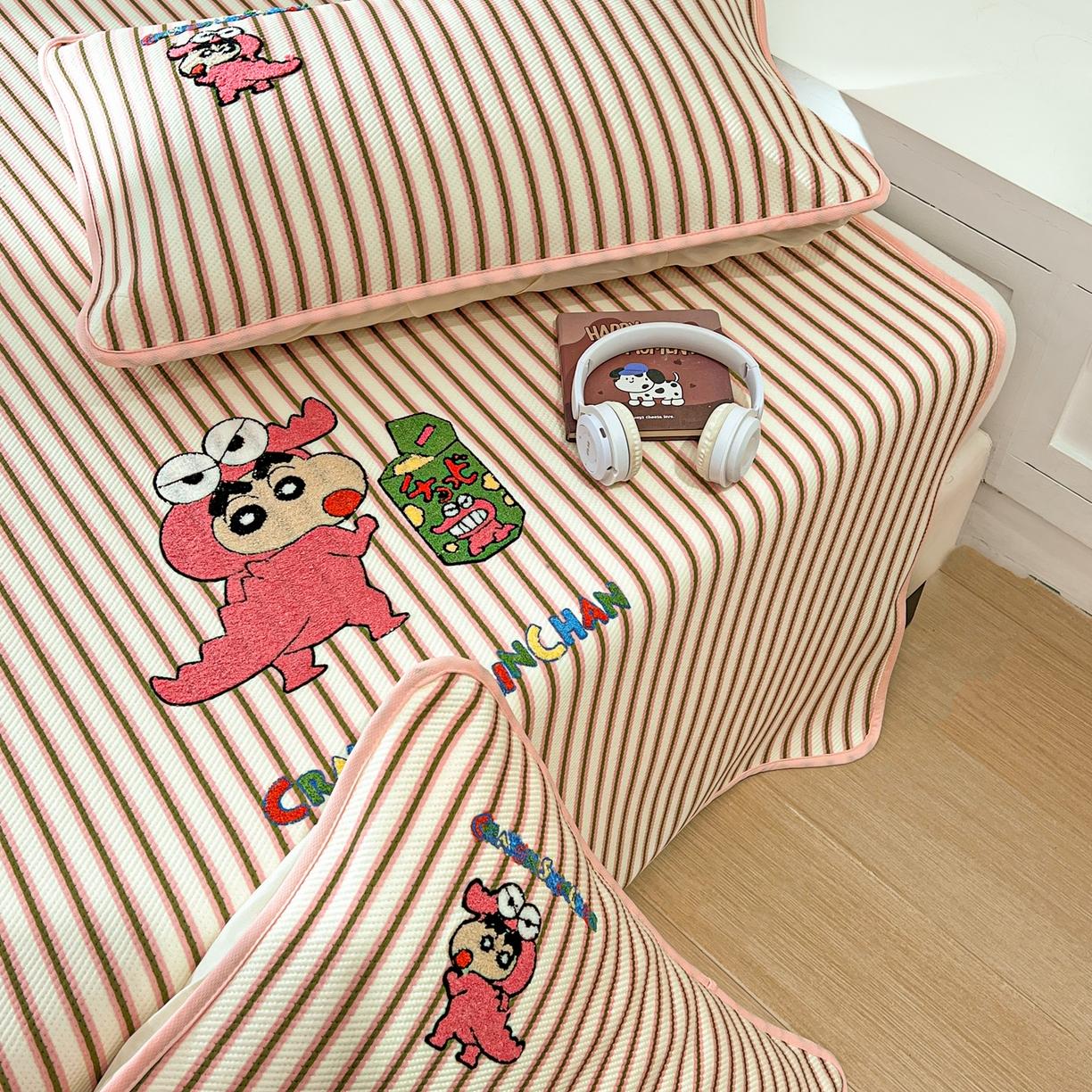 91家纺网 家纺一手货源 找家纺 桃子家居 2026新款A类PE凉感卡通蜡笔小新毛巾绣高端工艺空调软席凉席三件套系列 PE蜡笔小新-恐龙小新