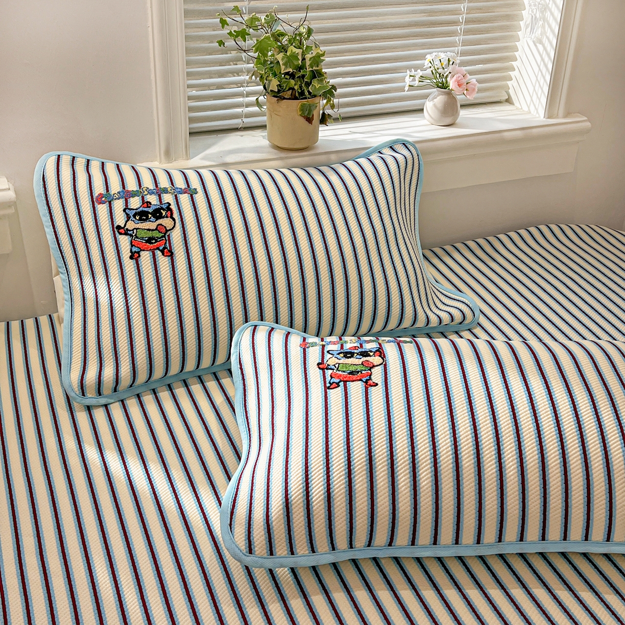 91家纺网 家纺一手货源 找家纺 桃子家居 2026新款A类PE凉感卡通蜡笔小新毛巾绣高端工艺空调软席凉席三件套系列 PE蜡笔小新-动感超人