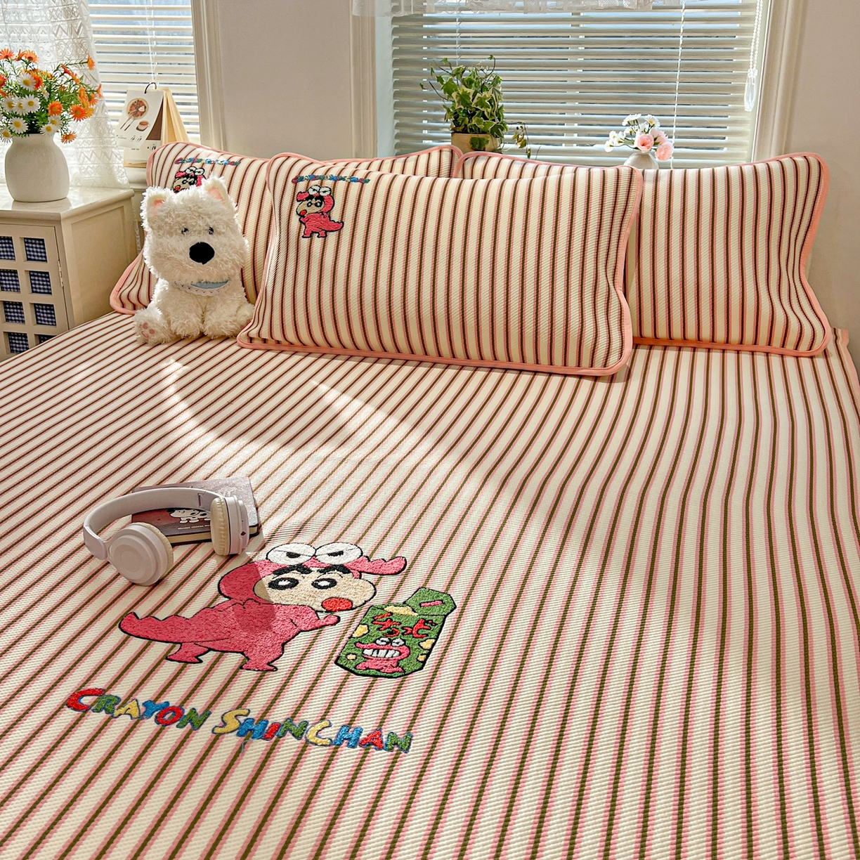 91家纺网 家纺一手货源 找家纺 桃子家居 2026新款A类PE凉感卡通蜡笔小新毛巾绣高端工艺空调软席凉席三件套系列 PE蜡笔小新-恐龙小新