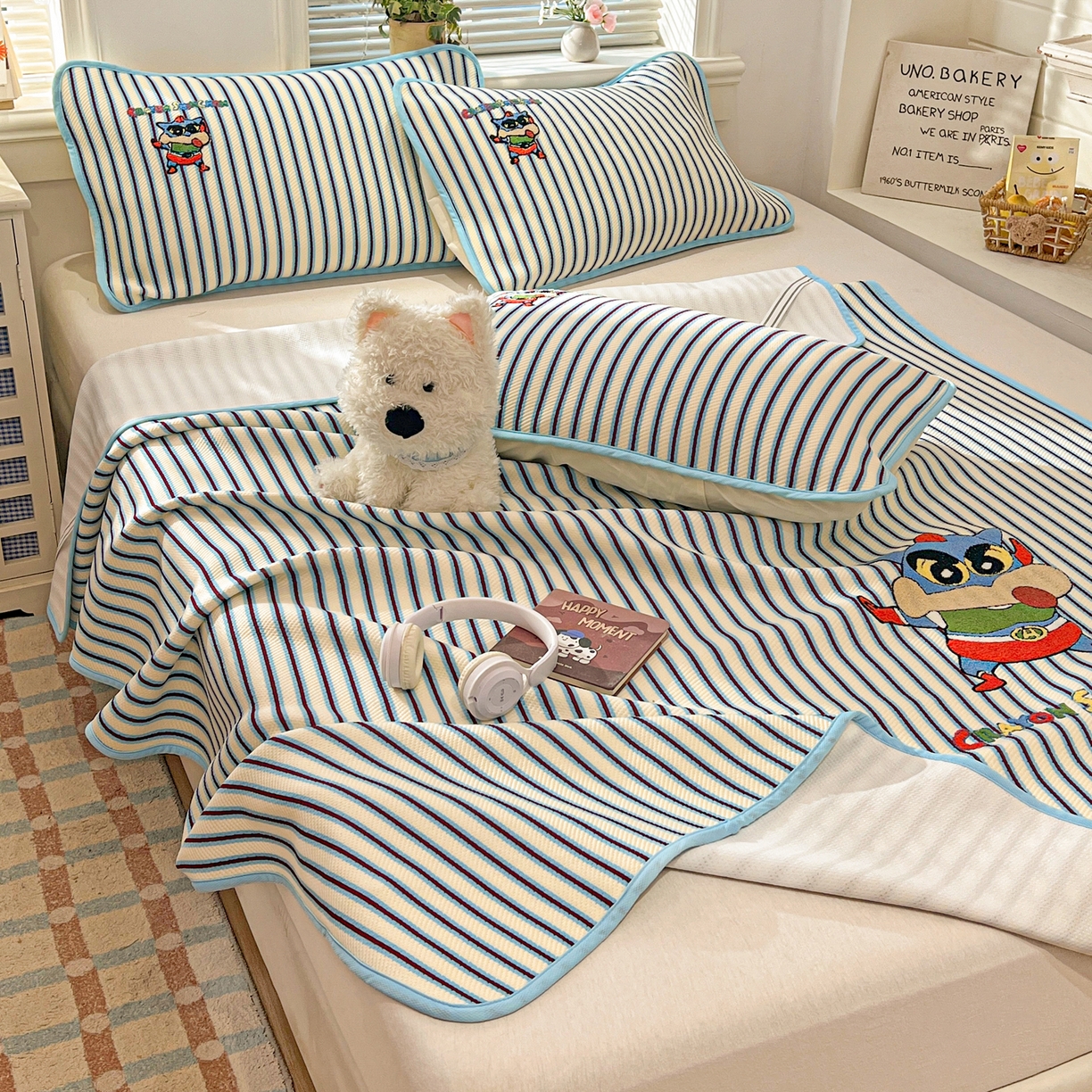 91家纺网 家纺一手货源 找家纺 桃子家居 2026新款A类PE凉感卡通蜡笔小新毛巾绣高端工艺空调软席凉席三件套系列 PE蜡笔小新-动感超人