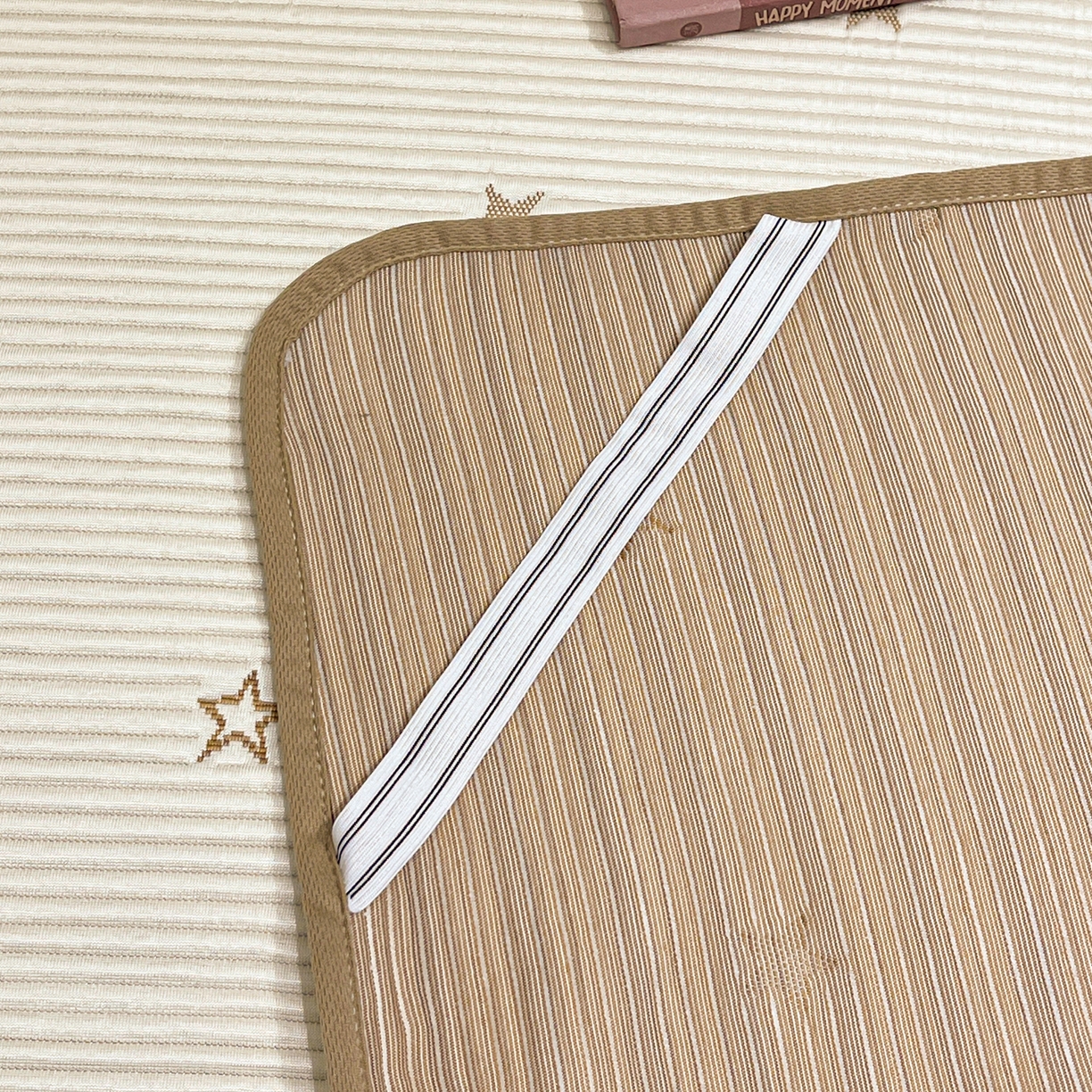 91家纺网 家纺一手货源 找家纺 桃子家居 2026新款A类PE凉感卡通蜡笔小新毛巾绣高端工艺空调软席凉席三件套系列 PE蜡笔小新-伙伴小新