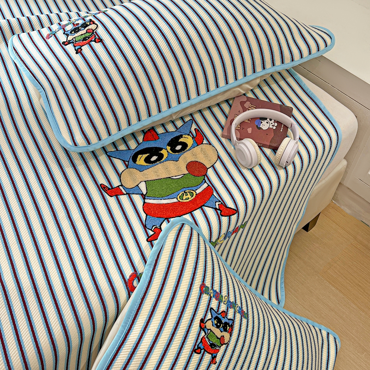 91家纺网 家纺一手货源 找家纺 桃子家居 2026新款A类PE凉感卡通蜡笔小新毛巾绣高端工艺空调软席凉席三件套系列 PE蜡笔小新-动感超人