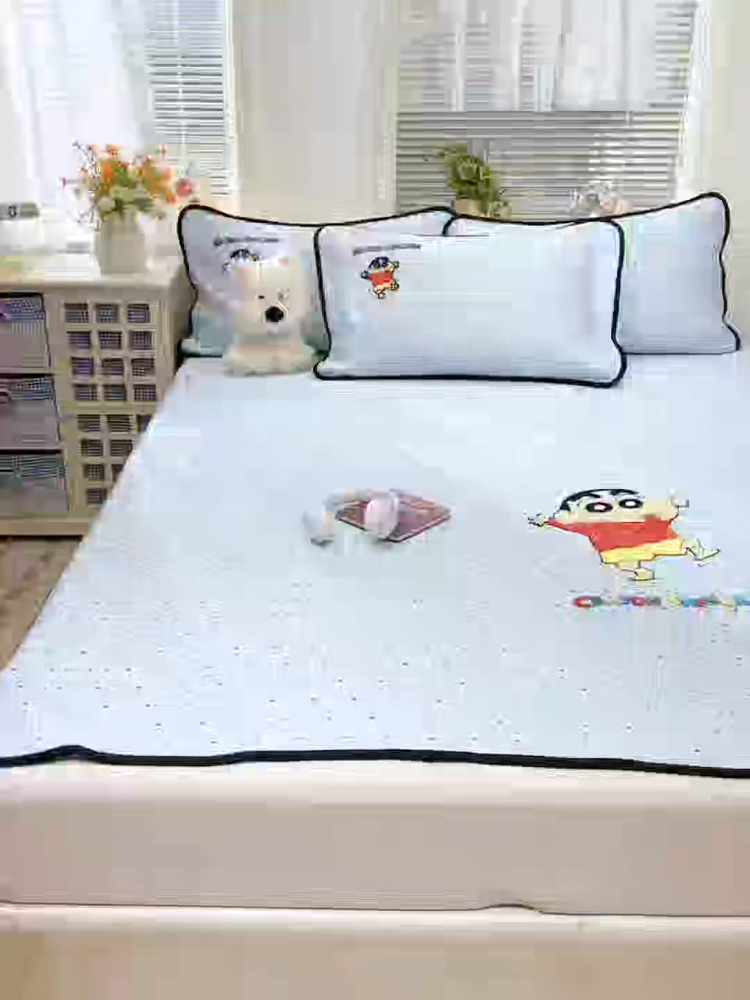 91家纺网 家纺一手货源 找家纺 （总）桃子家居 2026新款A类PE凉感卡通蜡笔小新毛巾绣高端工艺空调软席凉席三件套系列