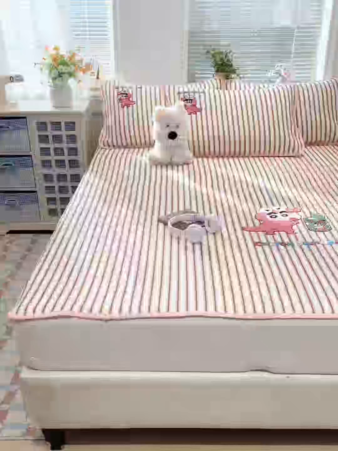 91家纺网 家纺一手货源 找家纺 桃子家居 2026新款A类PE凉感卡通蜡笔小新毛巾绣高端工艺空调软席凉席三件套系列 PE蜡笔小新-恐龙小新