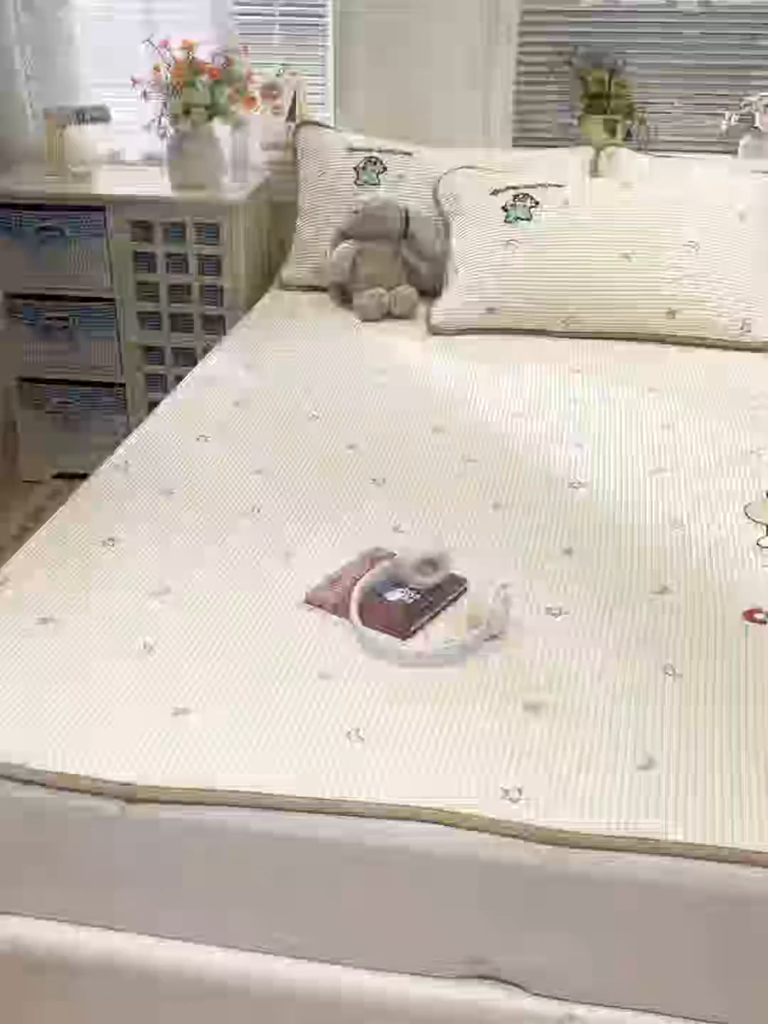 91家纺网 家纺一手货源 找家纺 桃子家居 2026新款A类PE凉感卡通蜡笔小新毛巾绣高端工艺空调软席凉席三件套系列 PE蜡笔小新-伙伴小新