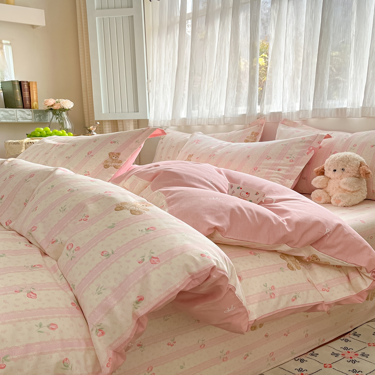 91家纺网 家纺一手货源 找家纺 女子家纺 2026新款全棉纯棉印花单品系列花卉款四件套 温柔花朵熊