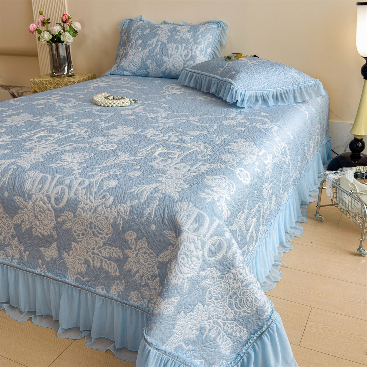 91家纺网 家纺一手货源 找家纺 慕木家纺 2026新款A类三明治复合乙纶提花冰豆豆花边床盖款床迪奥风系列（提供买家秀） 迪奥玫瑰-蓝
