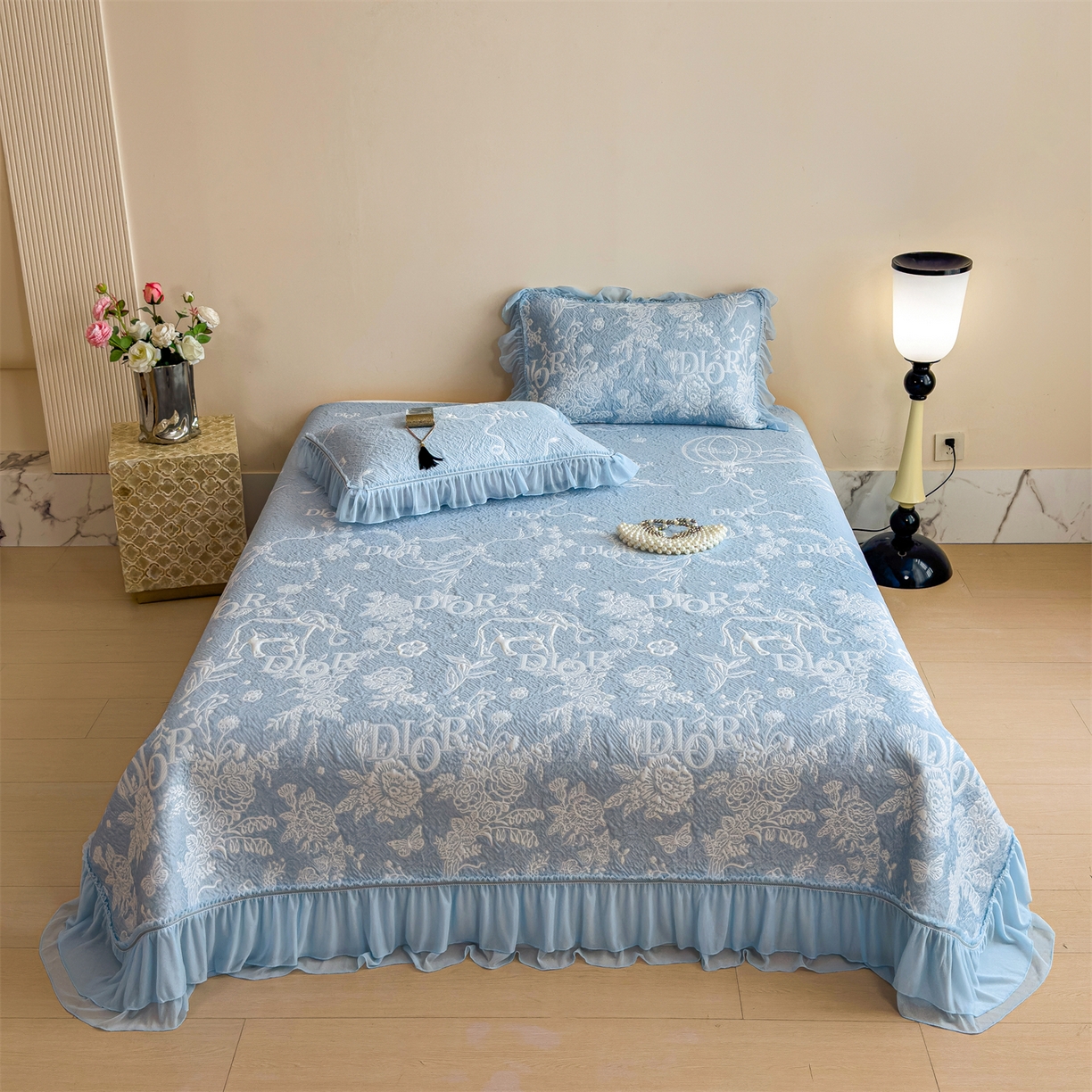 91家纺网 家纺一手货源 找家纺 （总）慕木家纺 2026新款A类三明治复合乙纶提花冰豆豆花边床盖款床迪奥风系列（提供买家秀）