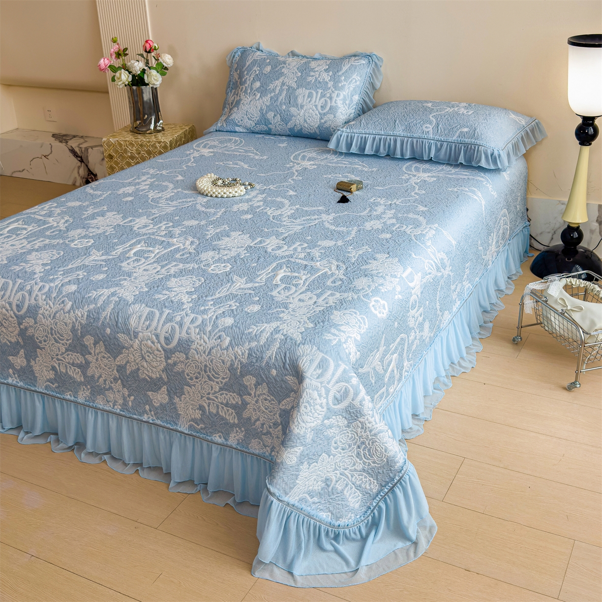 91家纺网 家纺一手货源 找家纺 （总）慕木家纺 2026新款A类三明治复合乙纶提花冰豆豆花边床盖款床迪奥风系列（提供买家秀）