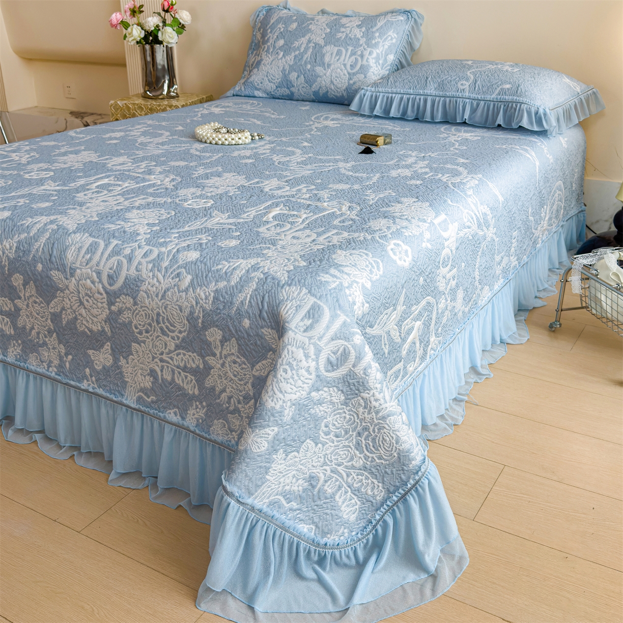 91家纺网 家纺一手货源 找家纺 （总）慕木家纺 2026新款A类三明治复合乙纶提花冰豆豆花边床盖款床迪奥风系列（提供买家秀）