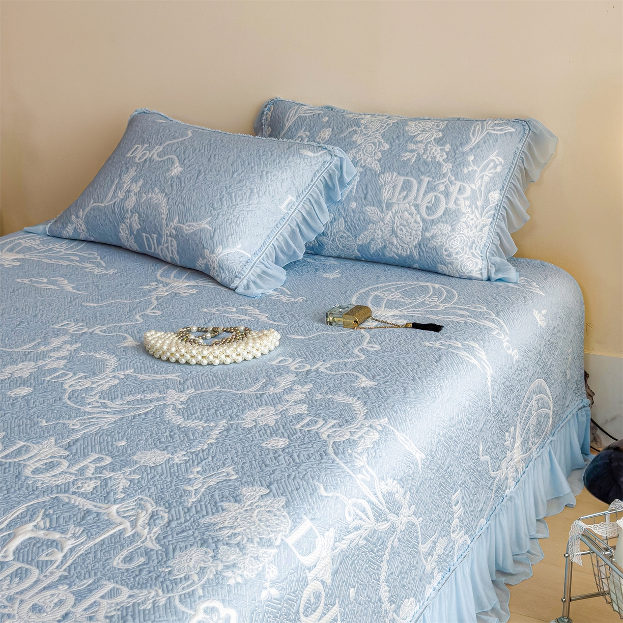 91家纺网 家纺一手货源 找家纺 （总）慕木家纺 2026新款A类三明治复合乙纶提花冰豆豆花边床盖款床迪奥风系列（提供买家秀）